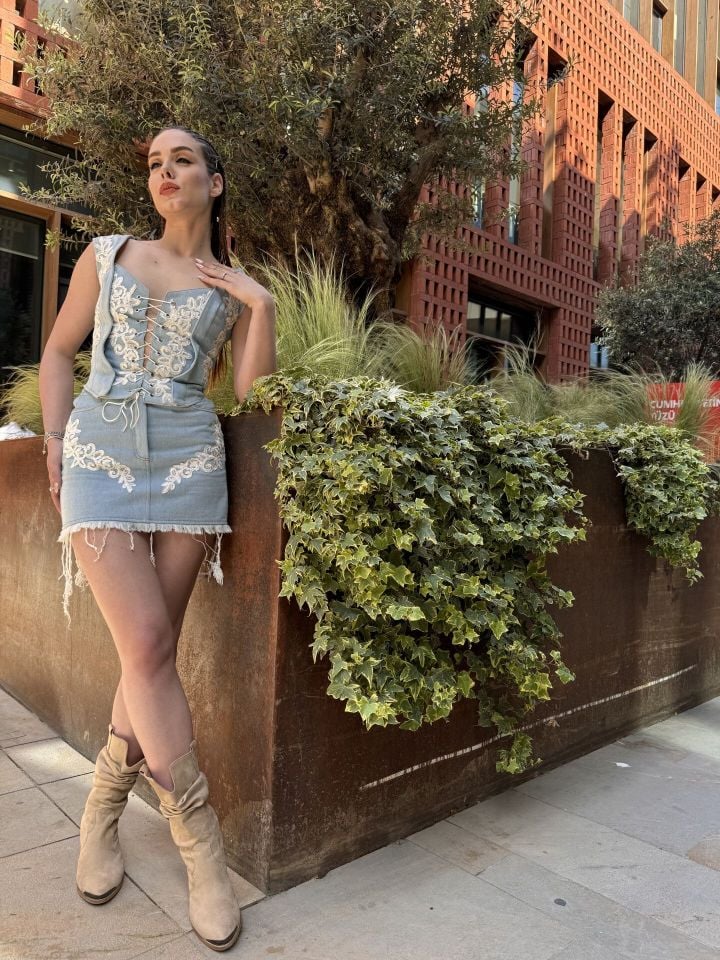 Minigonna in denim di pizzo couture dal design speciale